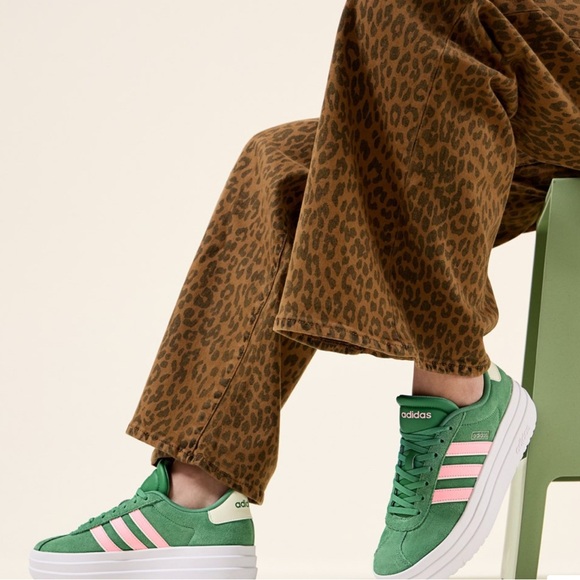 NEW-Adidas Women's Green and Pink Sneakers Size 8 1/2 - Picture 3 of 6